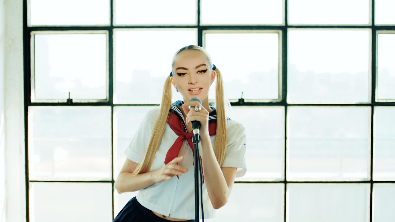 中田ヤスタカ「Crazy Crazy（feat. Charli XCX & Kyary Pamyu Pamyu）」MVのワンシーン。セーラー服で歌うチャーリーXCX。