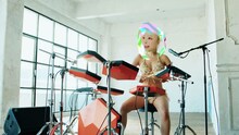 中田ヤスタカ「Crazy Crazy（feat. Charli XCX & Kyary Pamyu Pamyu）」MVのワンシーン。ドラムを演奏するきゃりーぱみゅぱみゅ。