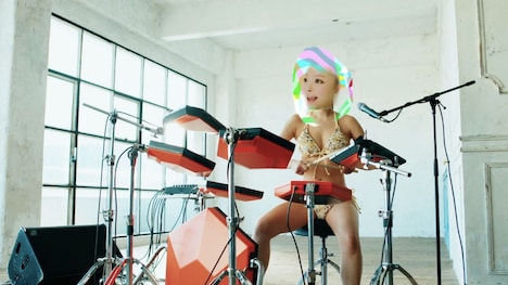 中田ヤスタカ「Crazy Crazy(feat. Charli XCX & Kyary Pamyu Pamyu)」MVのワンシーン。ドラムを演奏するきゃりーぱみゅぱみゅ。