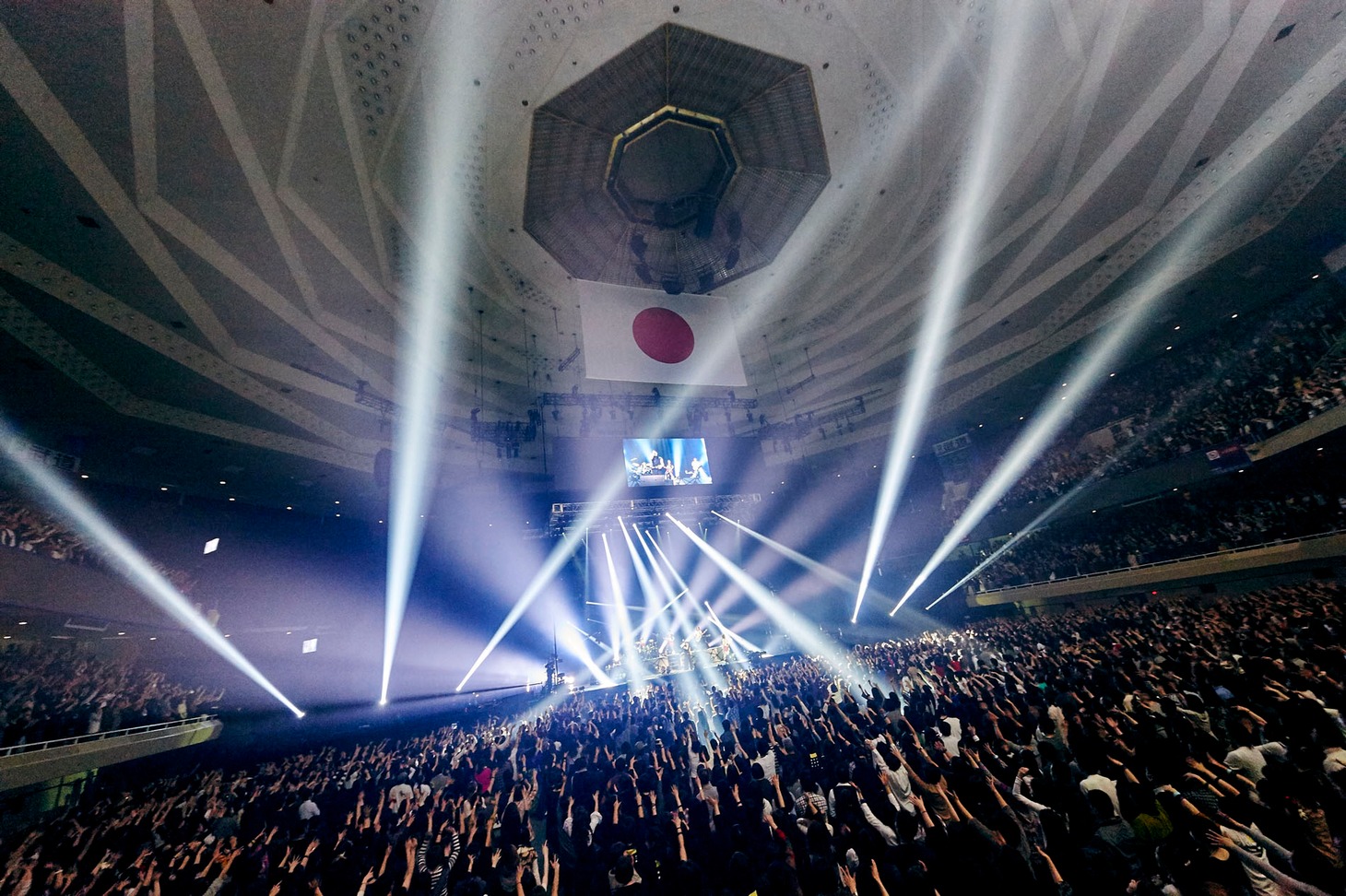 BUCK-TICK「TOUR アトム 未来派 No.9」東京・日本武道館公演の様子。