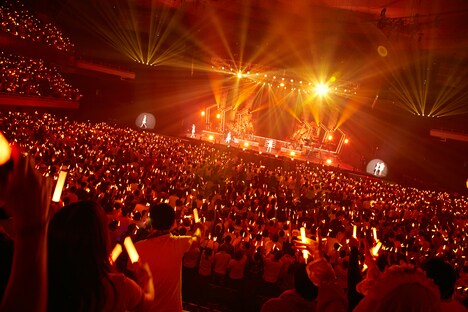 オレンジ色に染まった日本武道館。（撮影：藤城貴則）