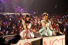 トロッコに乗る北原里英（左）と柏木由紀（右）。(c)AKS