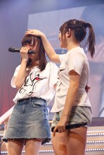 デビューシングルのセンターを務めることが発表され、感動で涙ぐむ中井りか（左）。(c)AKS