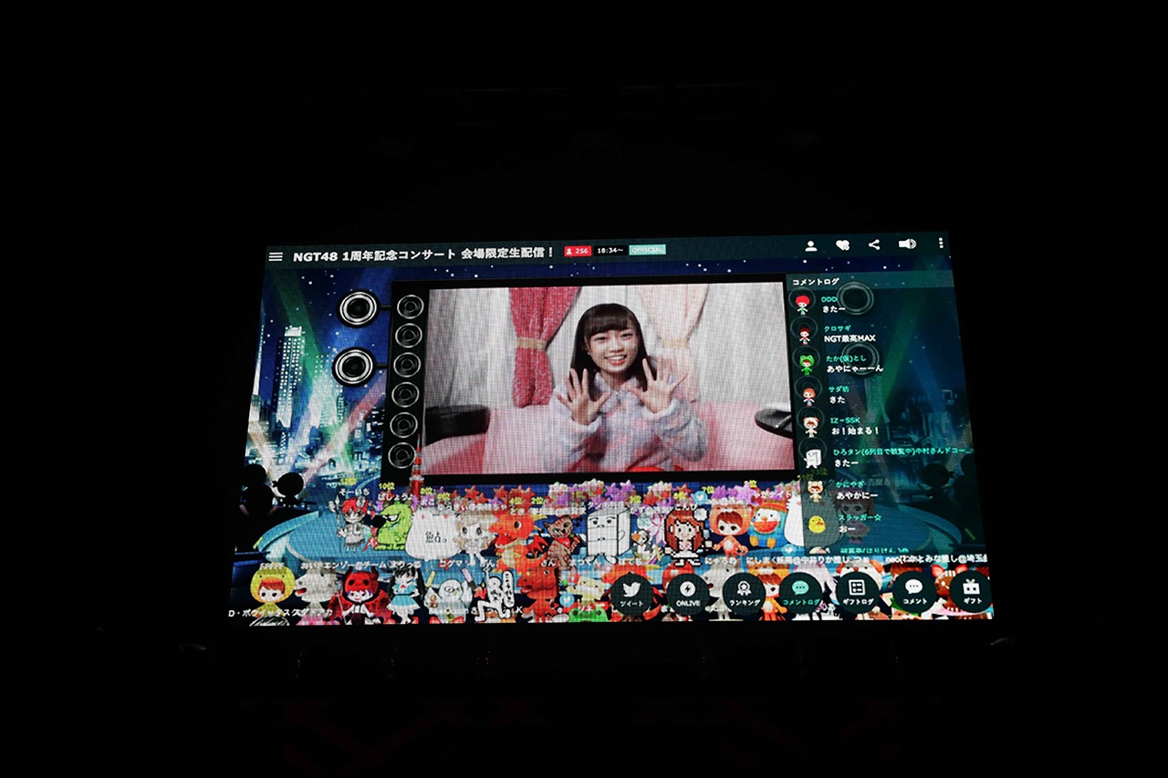 会場限定のSHOWROOMの生配信を行う中井りか。(c)AKS