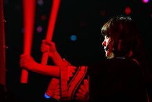 大太鼓のパフォーマンスを披露する小熊倫実。(c)AKS