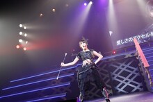 バトンを持ってパフォーマンスする加藤美南。(c)AKS