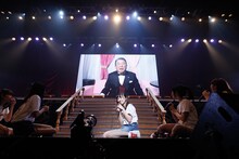 徳光和夫からのデビューシングルについての発表に驚く中井りか。(c)AKS