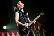 人気画像8位は「新曲からサンシャインMOMIKENまで、SPYAIRアリーナツアー千秋楽は盛りだくさん」より、UZ（G, Programming）。（撮影：鳥居洋介、中島未来）