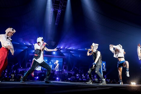 「Trust your anthem」でのIKE（Vo）とUZ（G, Programming）の“対決”。