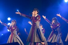 欅坂46「『二人セゾン』発売記念全国握手会」内ライブの様子。