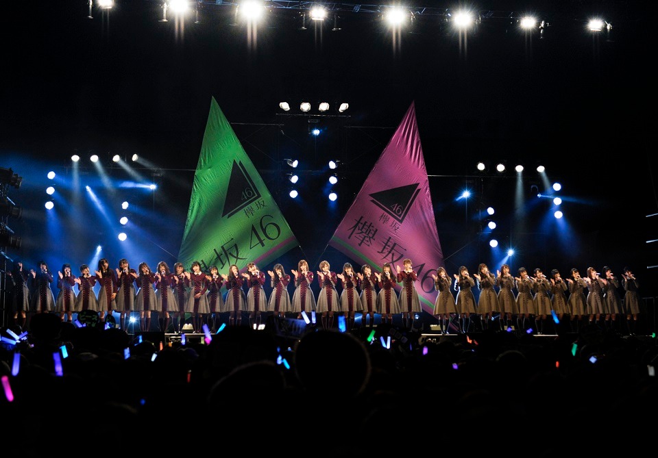 欅坂46「『二人セゾン』発売記念全国握手会」内ライブの様子。