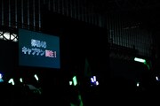 欅坂46「『二人セゾン』発売記念全国握手会」内ライブの様子。