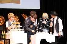 ケーキに夢中になるDISH//。（撮影：西谷圭司）