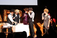 ケーキに夢中になるDISH//。（撮影：西谷圭司）