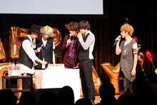 ケーキに夢中になるDISH//。（撮影：西谷圭司）