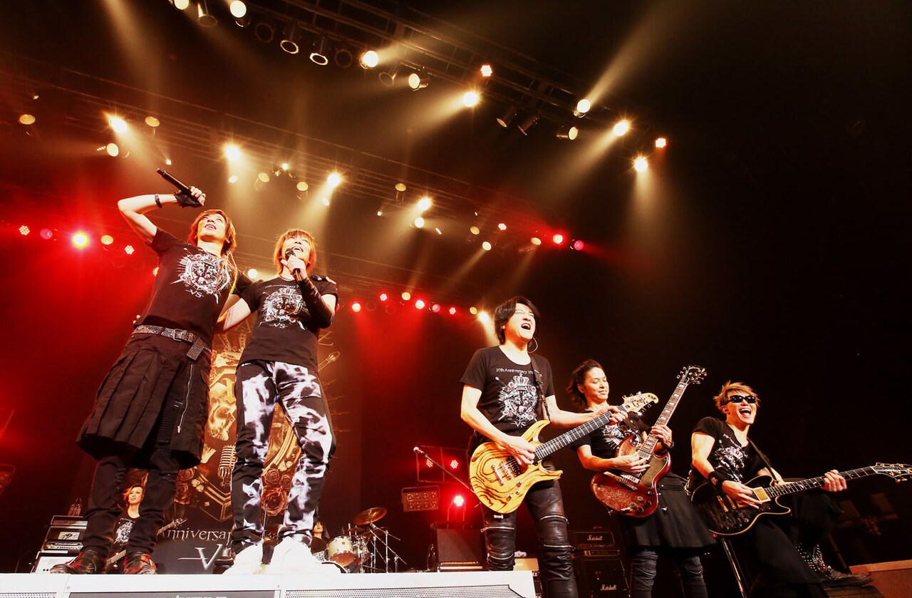 先輩GRANRODEOが10周年祝福！BREAKERZ「10番勝負」大阪で開幕