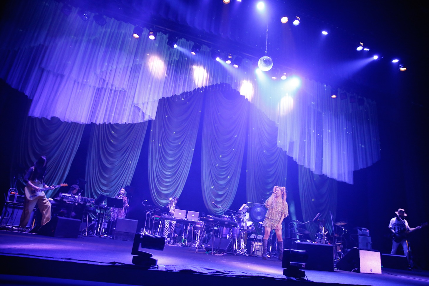 Chara「Chara ALL TIME BEST LIVE "Tremolo Sparks"」の様子。(c) Aki Ishii