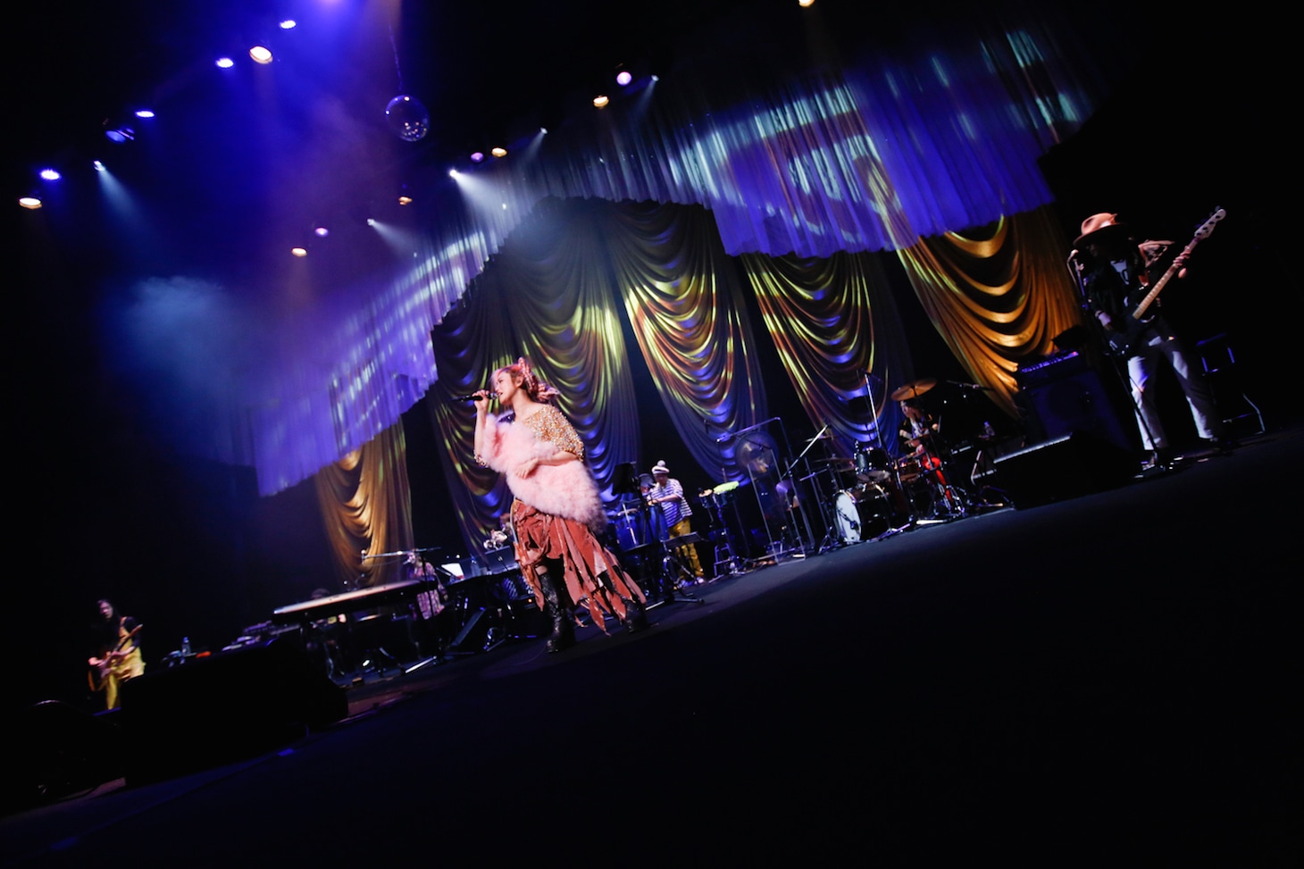 Chara「Chara ALL TIME BEST LIVE "Tremolo Sparks"」の様子。(c) Aki Ishii