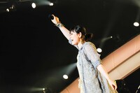 絢香「絢香 10th Anniversary SUPER BEST TOUR」の様子。