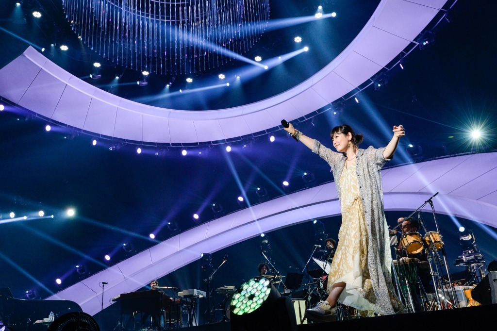 絢香「絢香 10th Anniversary SUPER BEST TOUR」の様子。