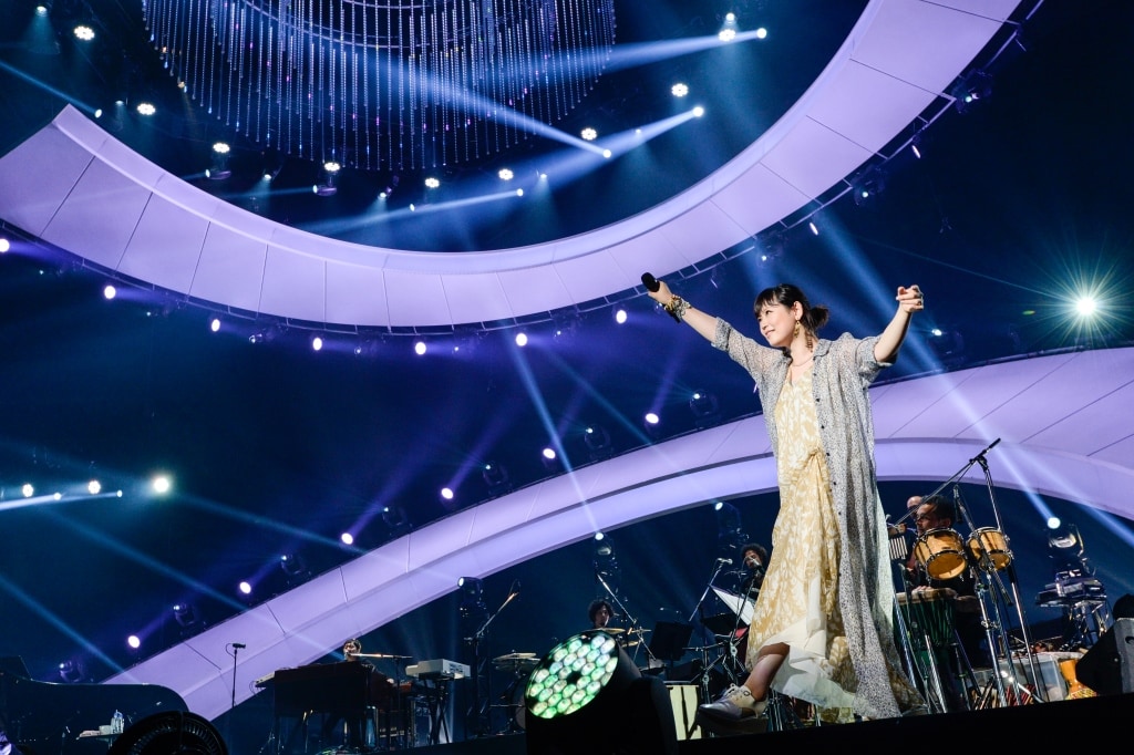 絢香「絢香 10th Anniversary SUPER BEST TOUR」の様子。