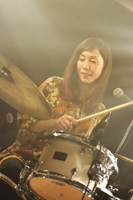 岡本奈穂子（Dr / つばき）（撮影：小川舞）