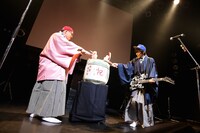 鏡開きを行うONIGAWARA。（Photo by nishinaga "saicho" isao）