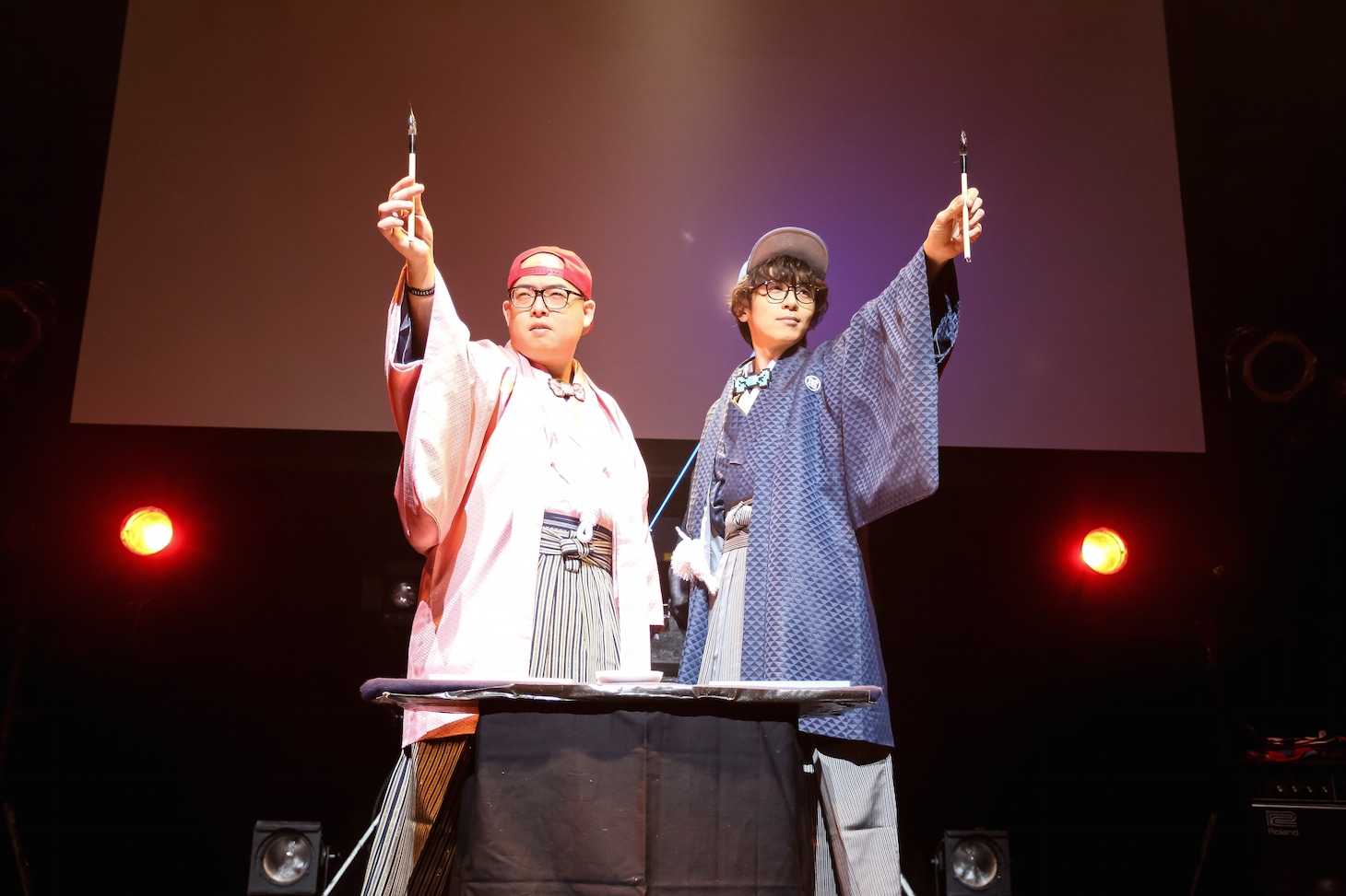 書き初めに挑むONIGAWARA。（Photo by nishinaga "saicho" isao）