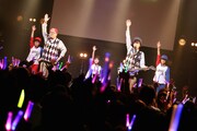 Ohnny's Jrと共にパフォーマンスするONIGAWARA。(Photo by nishinaga "saicho" isao)