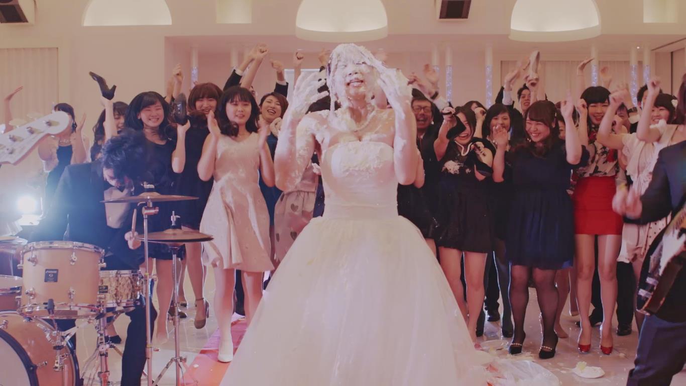 アカシック「愛×Happy×クレイジー」ミュージックビデオのワンシーン。