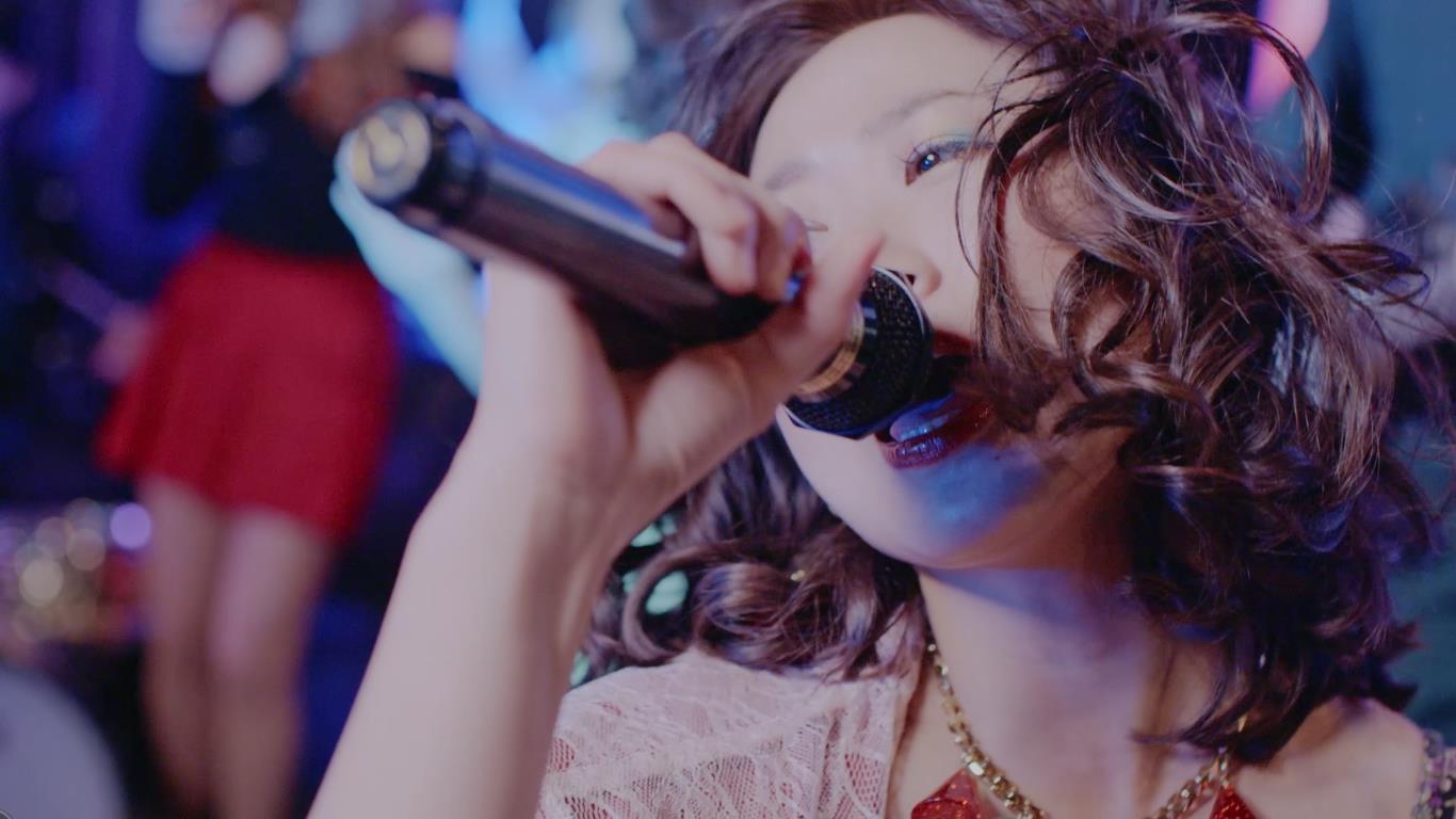 アカシック「愛×Happy×クレイジー」ミュージックビデオのワンシーン。