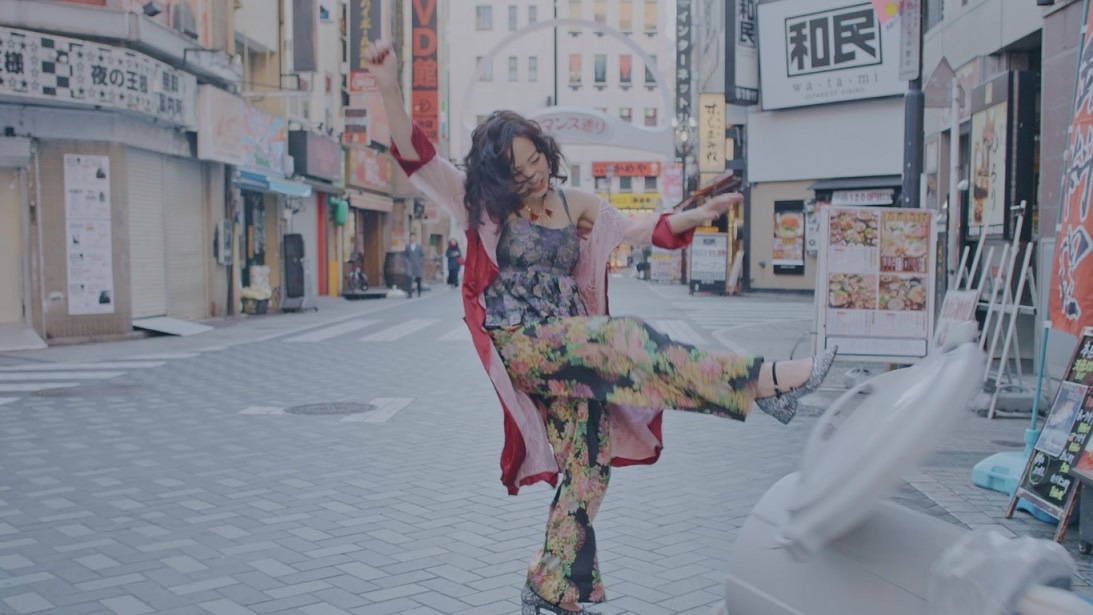 アカシック「愛×Happy×クレイジー」ミュージックビデオのワンシーン。