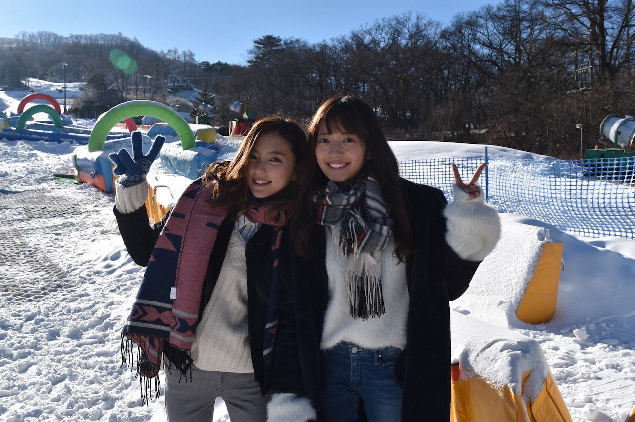 瀧川ありさ×真野恵里菜、スキー場のバギー体験に大はしゃぎ