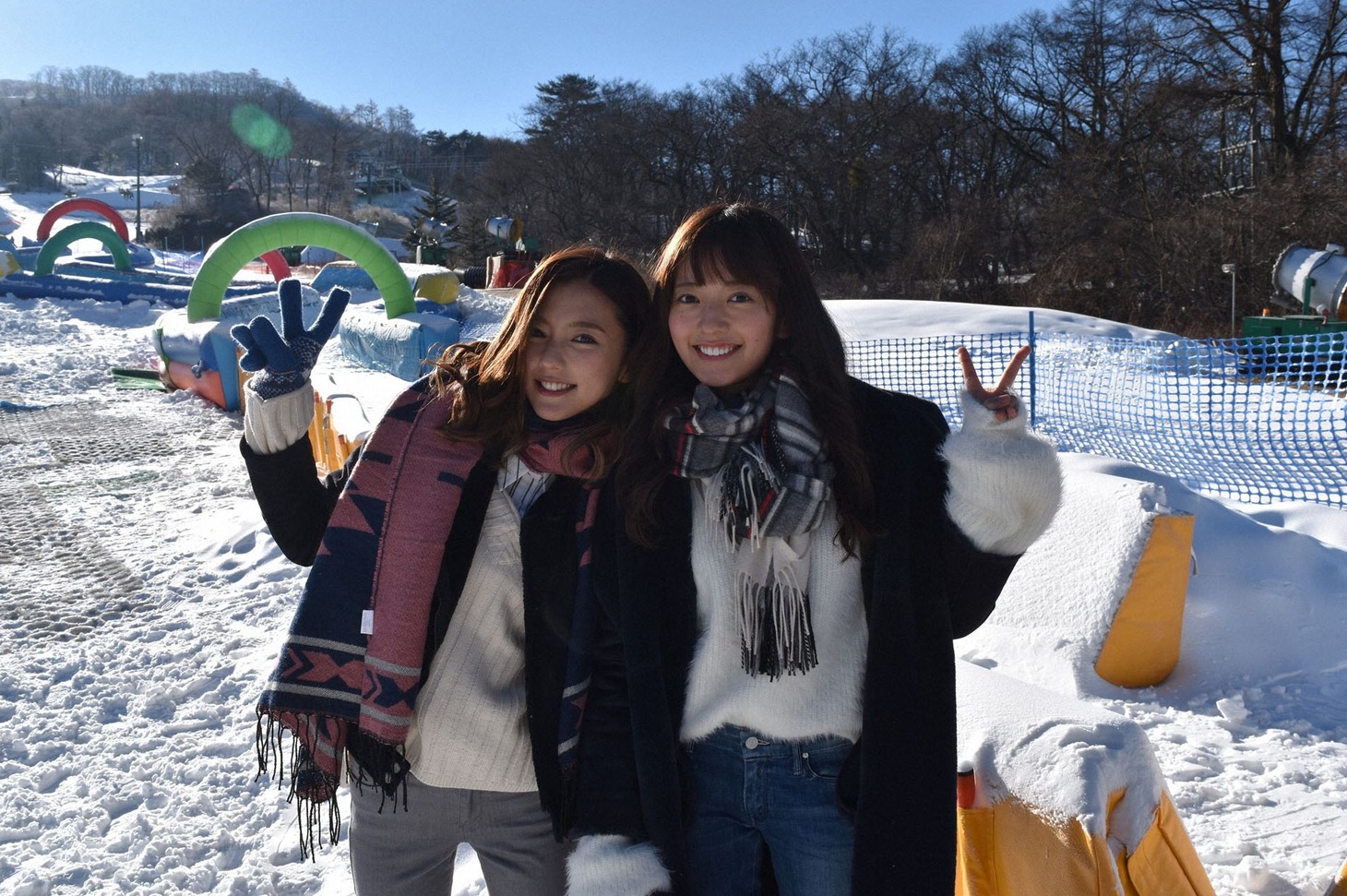 真野恵里菜と瀧川ありさ。(c)TBS
