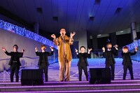 「世界一カッコいいPPAP」を披露するDa-iCEとピコ太郎。