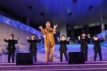 「世界一カッコいいPPAP」を披露するDa-iCEとピコ太郎。