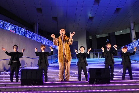 「世界一カッコいいPPAP」を披露するDa-iCEとピコ太郎。