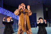 左から岩岡徹、ピコ太郎、工藤大輝。