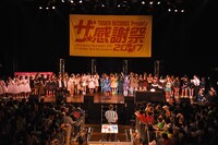 アームレスリング大会決勝戦の様子。