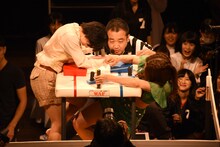 森咲樹（右）の圧倒的なパワーになす術なく散る寺田珠乃（左）。