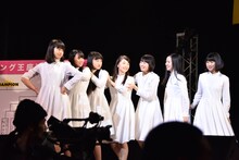 グレイシー一族さながらにトレイン状態で入場するアイドルネッサンス。