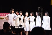 グレイシー一族さながらにトレイン状態で入場するアイドルネッサンス。