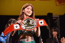 ベルトを誇らしげに掲げるアプガ森咲樹。