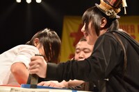 アイドルネッサンス原田珠々華（左）に瞬殺されるKOTO（右）。