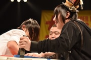 アイドルネッサンス原田珠々華(左)に瞬殺されるKOTO(右)。