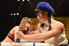 大会前から優勝候補に挙げられていたハコムス我妻桃実（右）はエレクトリックリボンerica（左）に一切の抵抗を許さず完勝。