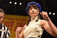 筋力トレーニングをすることなく自然と身に付いた筋肉を見せつけるハコムス我妻桃実。