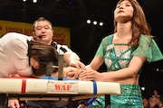 アイドルネッサンス原田珠々華(左)を涼しい顔で瞬殺するアプガ森咲樹(右)。