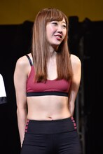 セクシーなコスチュームでアームレスリングに挑んだエレクトリックリボンのerica。