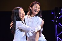 リリカルネッサンスの百岡古宵（左）とminan（右）。